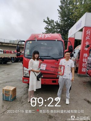 賀葉師傅喜提虎VR 110馬力倉(cāng)柵式載貨車(chē)，開(kāi)啟日用百貨銷(xiāo)售新征程